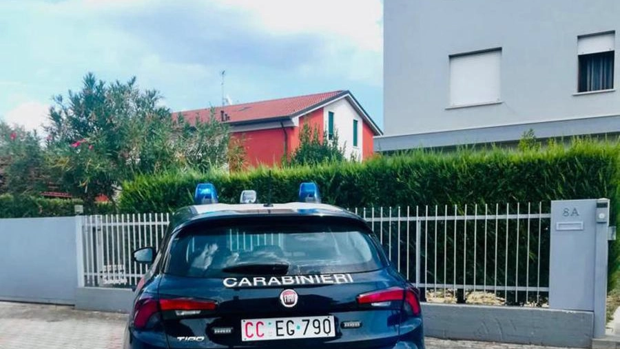 L'auto dei carabinieri davanti all'abitazione dove si è svolto il dramma