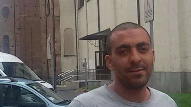Ambulante trova costoso cellulare e lo restituisce Ambulante trova costoso cellulare e lo restituisce