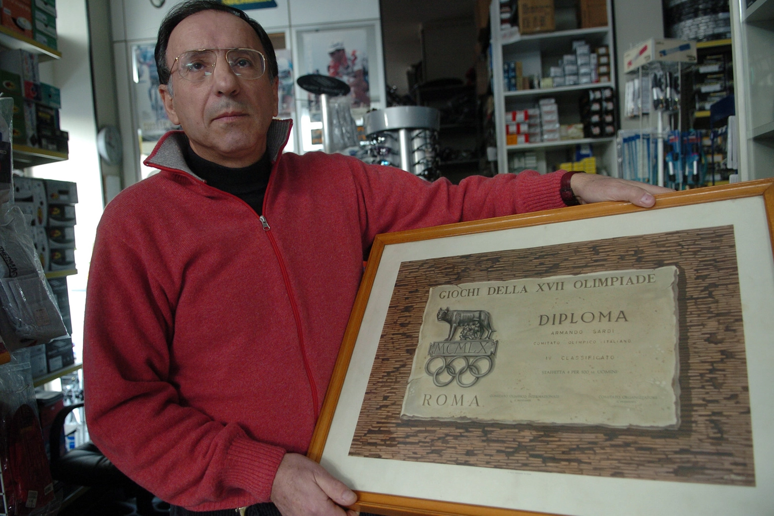 Armando Sardi con il diploma olimpionico (Radaelli)
