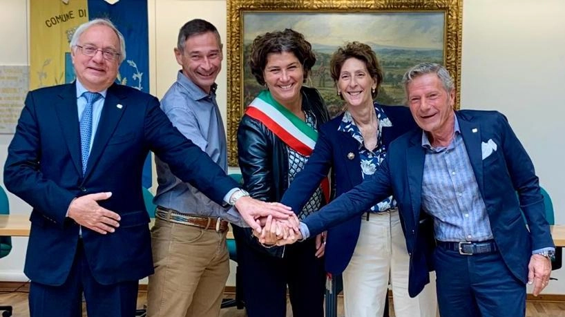 Il sindaco Chiara Catella insieme ai rappresentanti della Brevetti Montolit che realizza e commercializza macchine per il taglio di materiali lapidei Il sindaco Chiara Catella insieme ai rappresentanti della Brevetti Montolit che realizza e commercializza macchine per il taglio di materiali lapidei