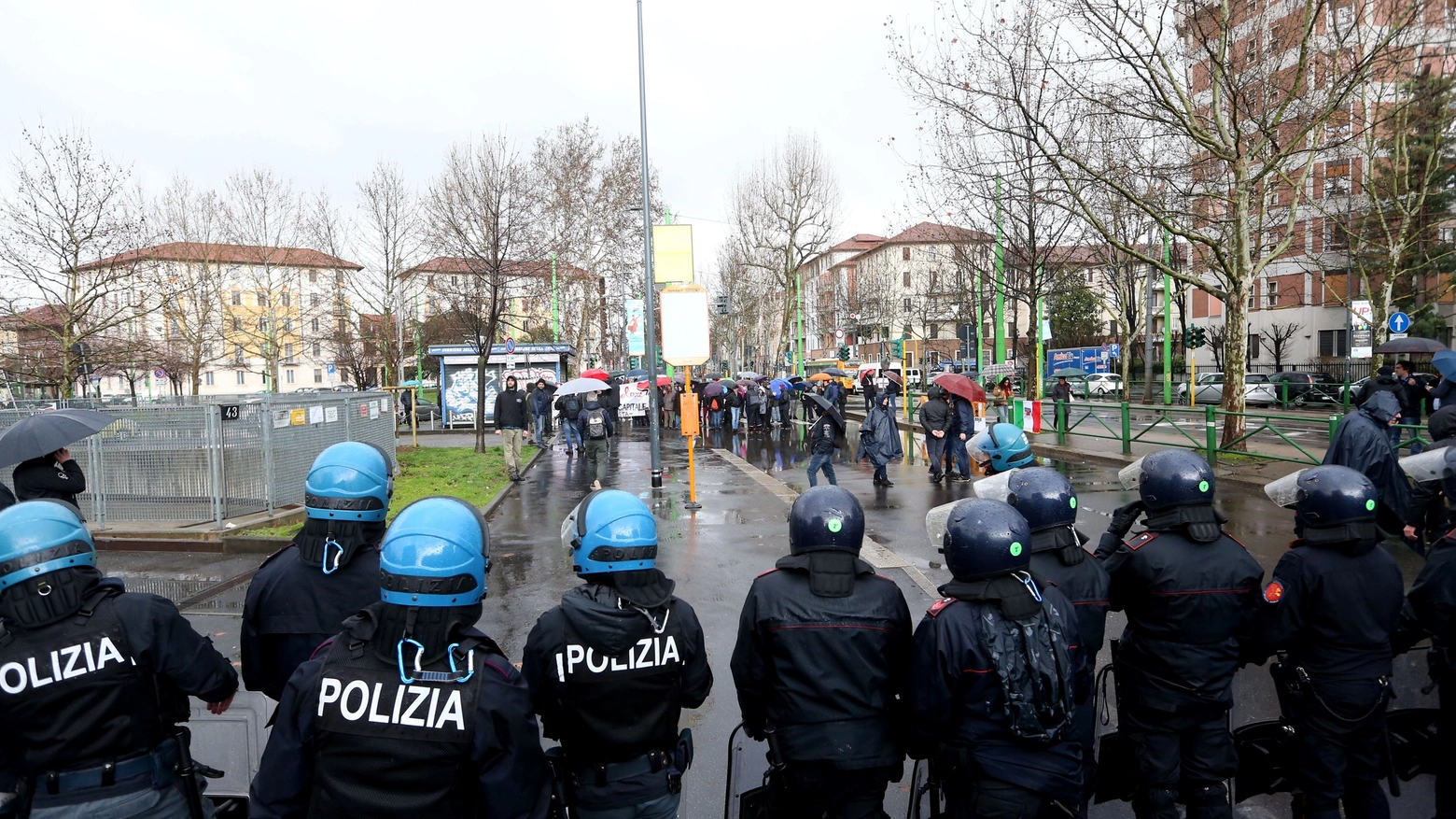 Le forze dell'ordine schierate fuori dal Municipio 5 a Milano
