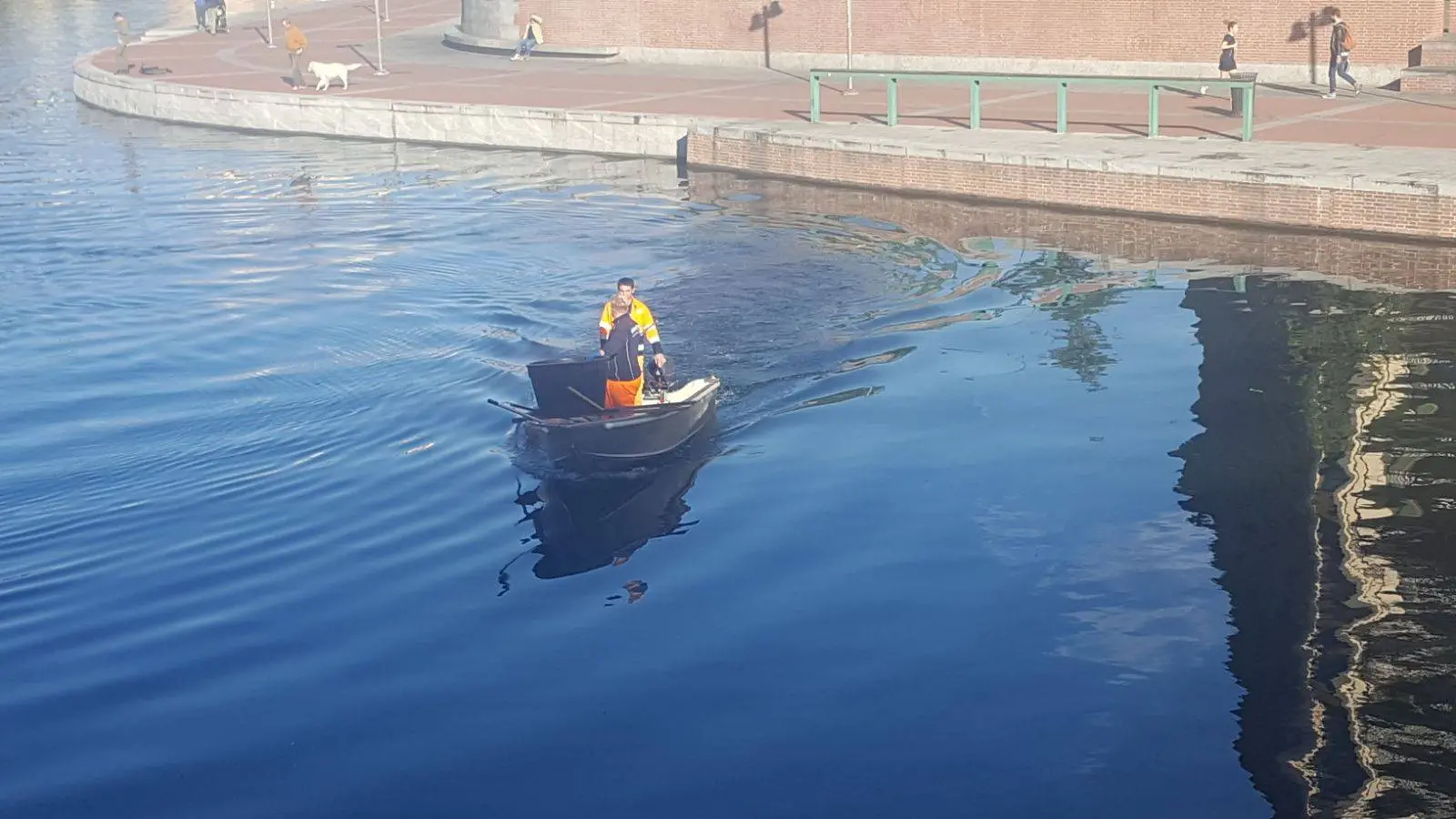 Foglie e rifiuti nella Darsena: pulizia straordinaria da parte Amsa e Consorzio Villoresi