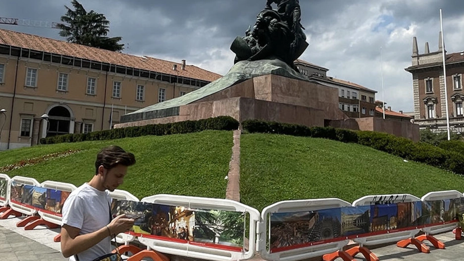 Le transenne attorno al Monumento ai Caduti: saranno sostituite con delle siepi