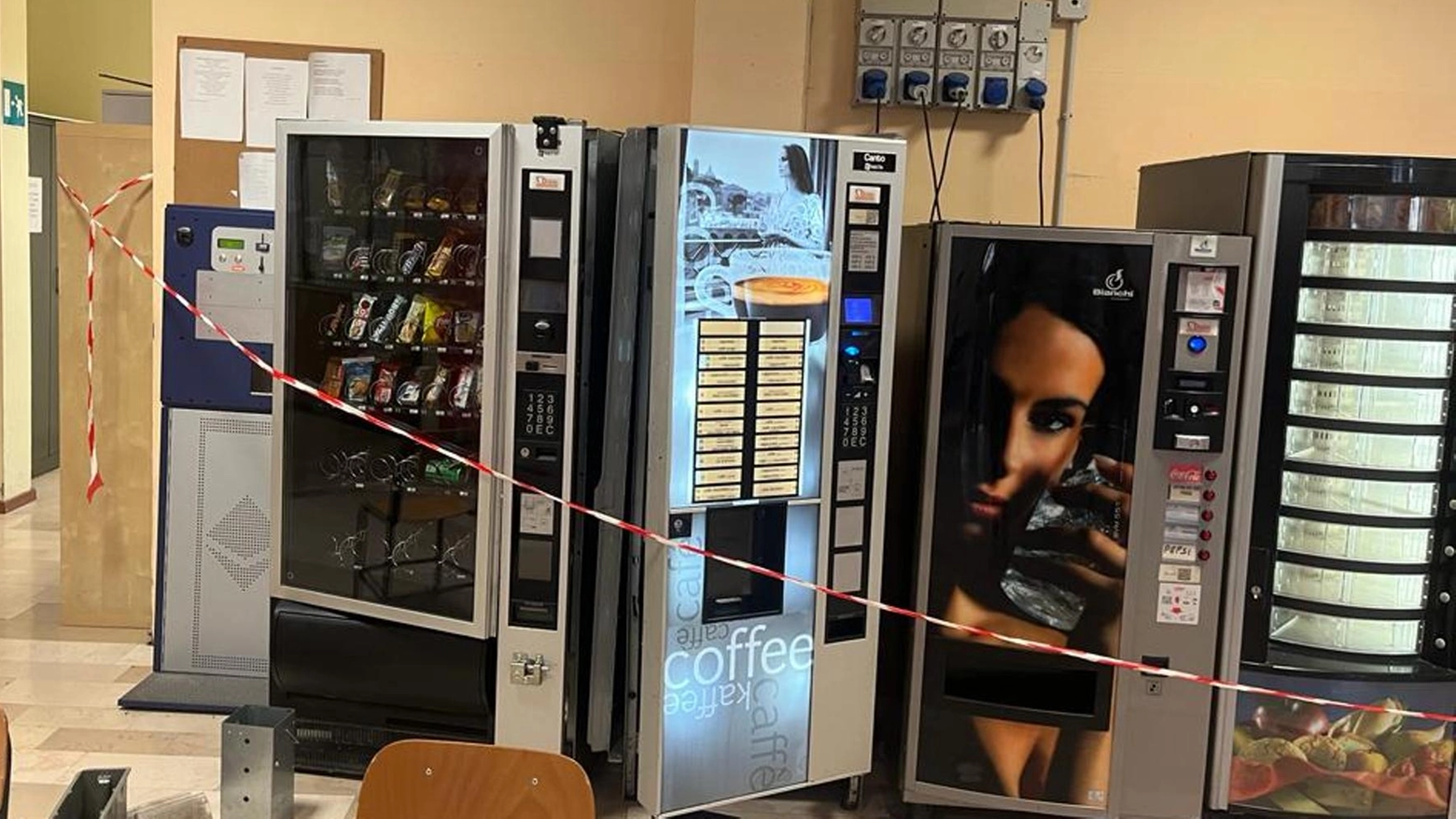 I ladri colpiscono e forzano i distributori automatici (foto d'archivio)