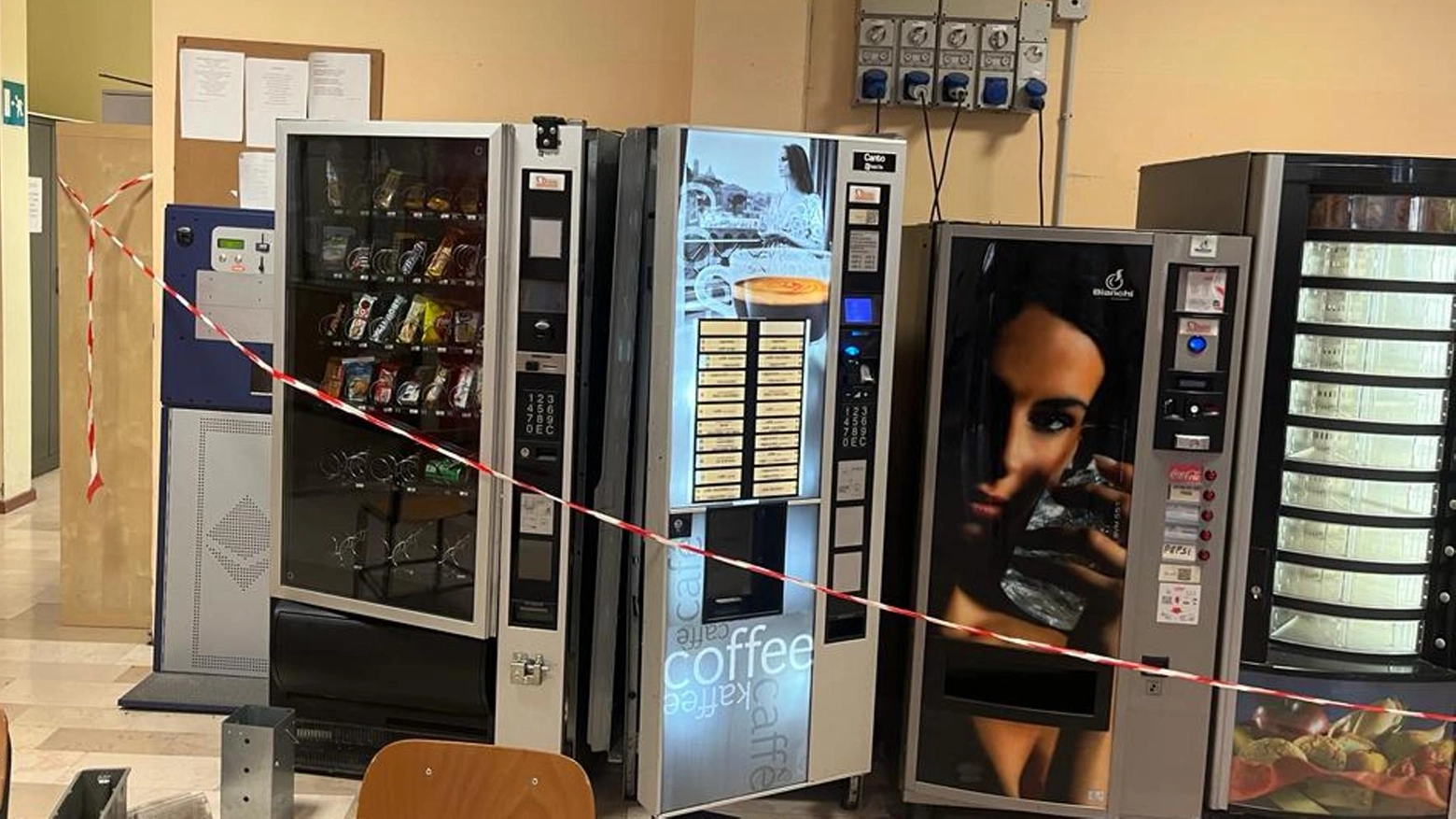 I ladri colpiscono e forzano i distributori automatici (foto d'archivio) I ladri colpiscono e forzano i distributori automatici (foto d'archivio)