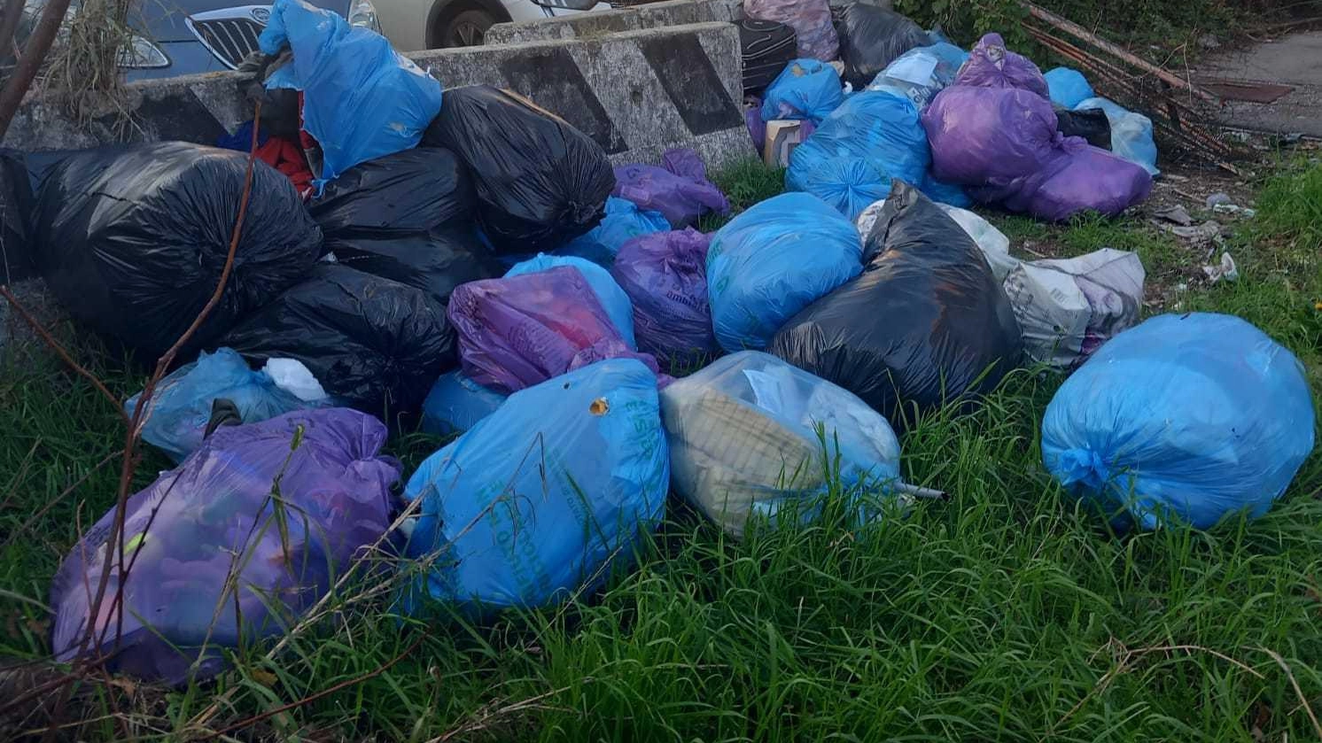 Sacchi dei rifiuti abbandonati, 6.500 euro di multa