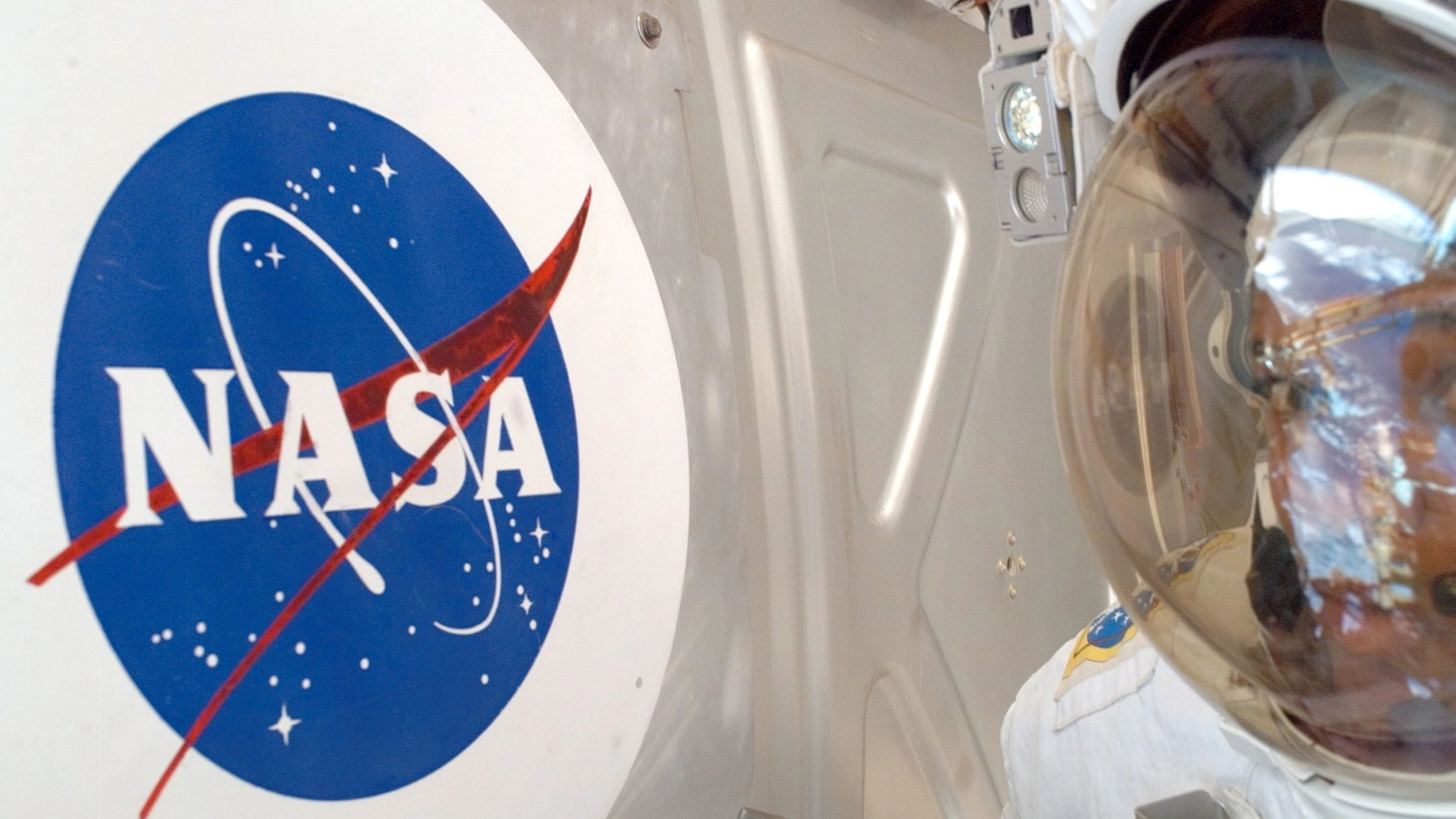Spazio, il logo Nasa e un'astronauta (Foto archivio) Spazio, il logo Nasa e un'astronauta (Foto archivio)