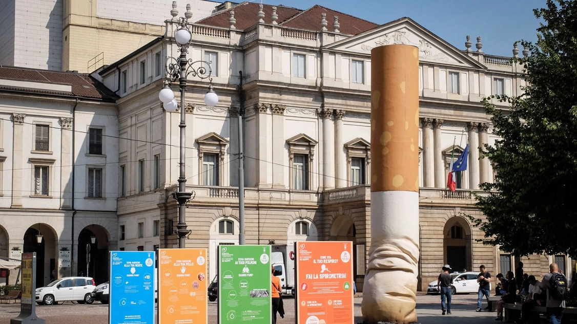 Sigaretta gigante in piazza della Scala