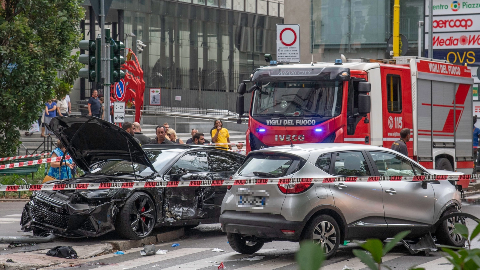 Incidente auto auto con pedone coinvolto