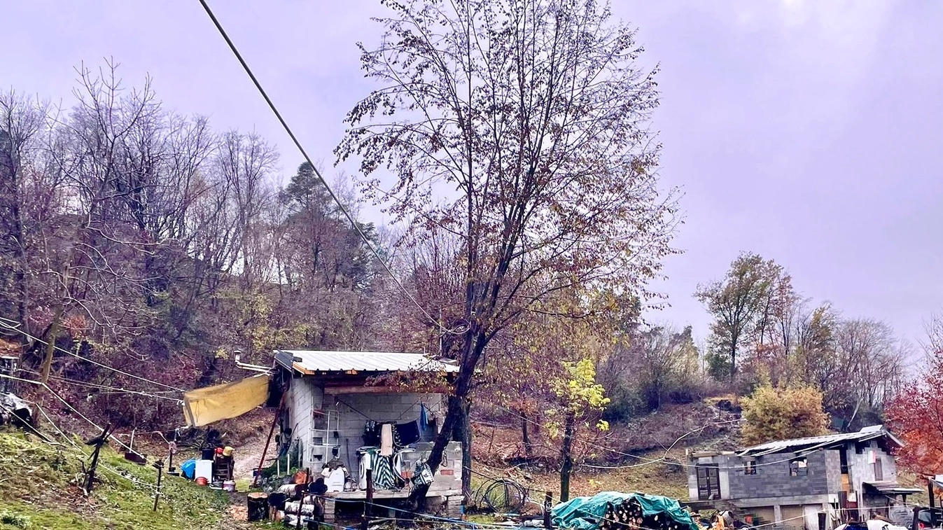 Le abitazioni costruite nel bosco, dove c’era anche un recinto con gli animali Le abitazioni costruite nel bosco, dove c’era anche un recinto con gli animali