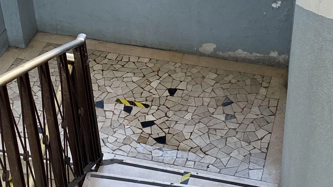Al Bertarelli piove in aula: "Negato il diritto allo studio" Al Bertarelli piove in aula: "Negato il diritto allo studio"