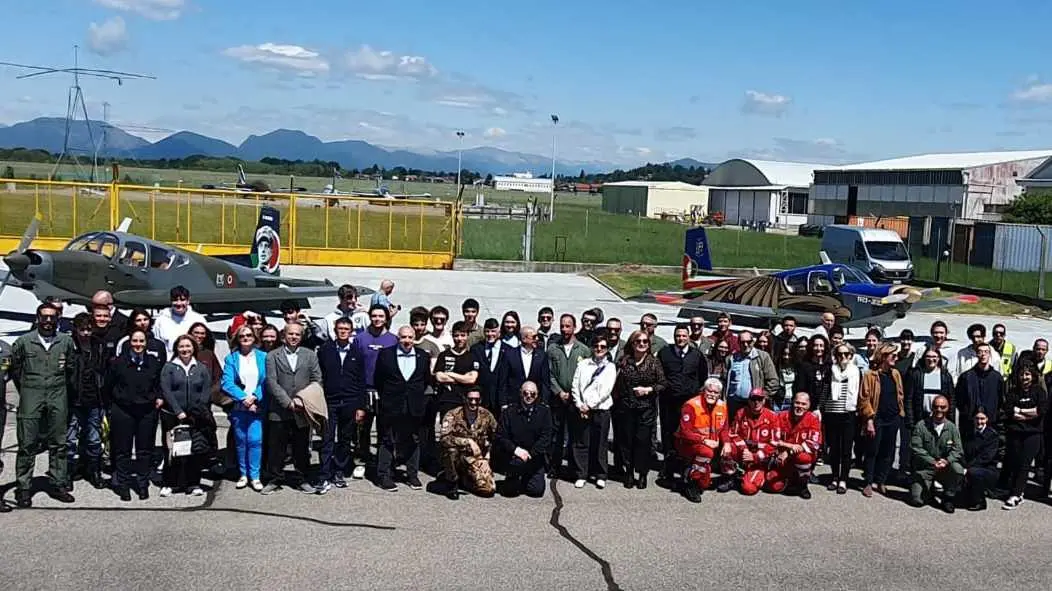 L’Aeronautica incontra gli studenti  A lezione di volo con i top gun