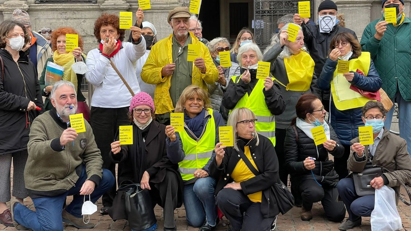 I residenti di San Siro davanti al Comune mostrano i cartellini gialli alla Giunta Sala