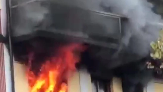 TENSIONE  Sopra, le fiamme escono  dalla finestra dell’appartamento interessato dal rogo;  a sinistra  l’intervento dei pompieri 