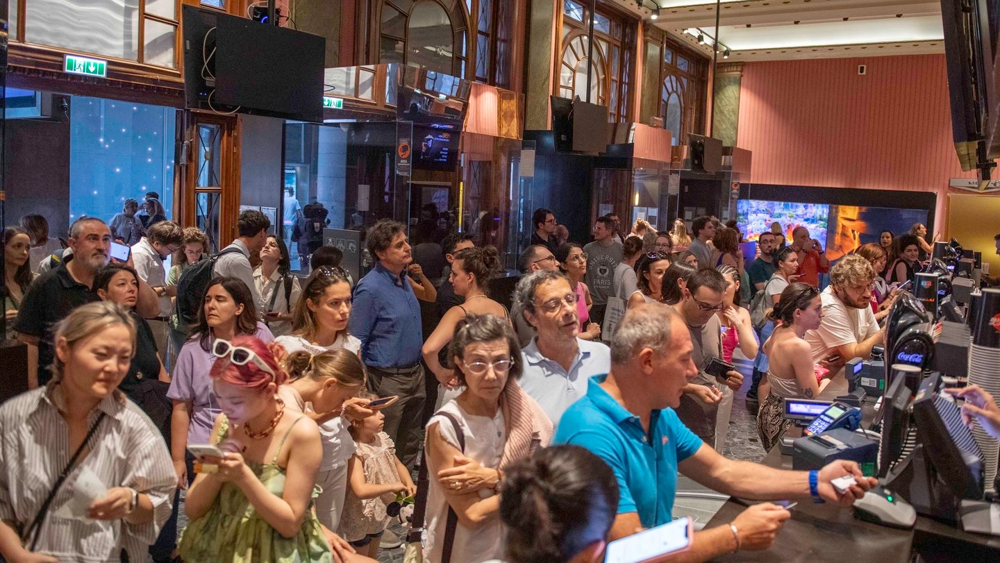 Pubblico al cinema Odeon
