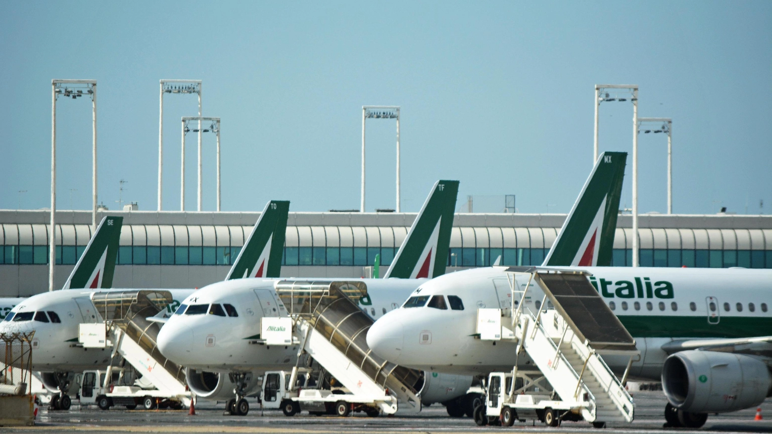Alcuni aerei della flotta Alitalia in sosta all'aeroporto  di Roma (Ansa)