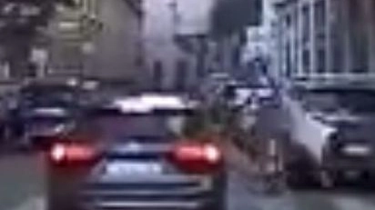 Un frame del video in cui è ripreso l’incidente del 20 luglio in piazza Mentana