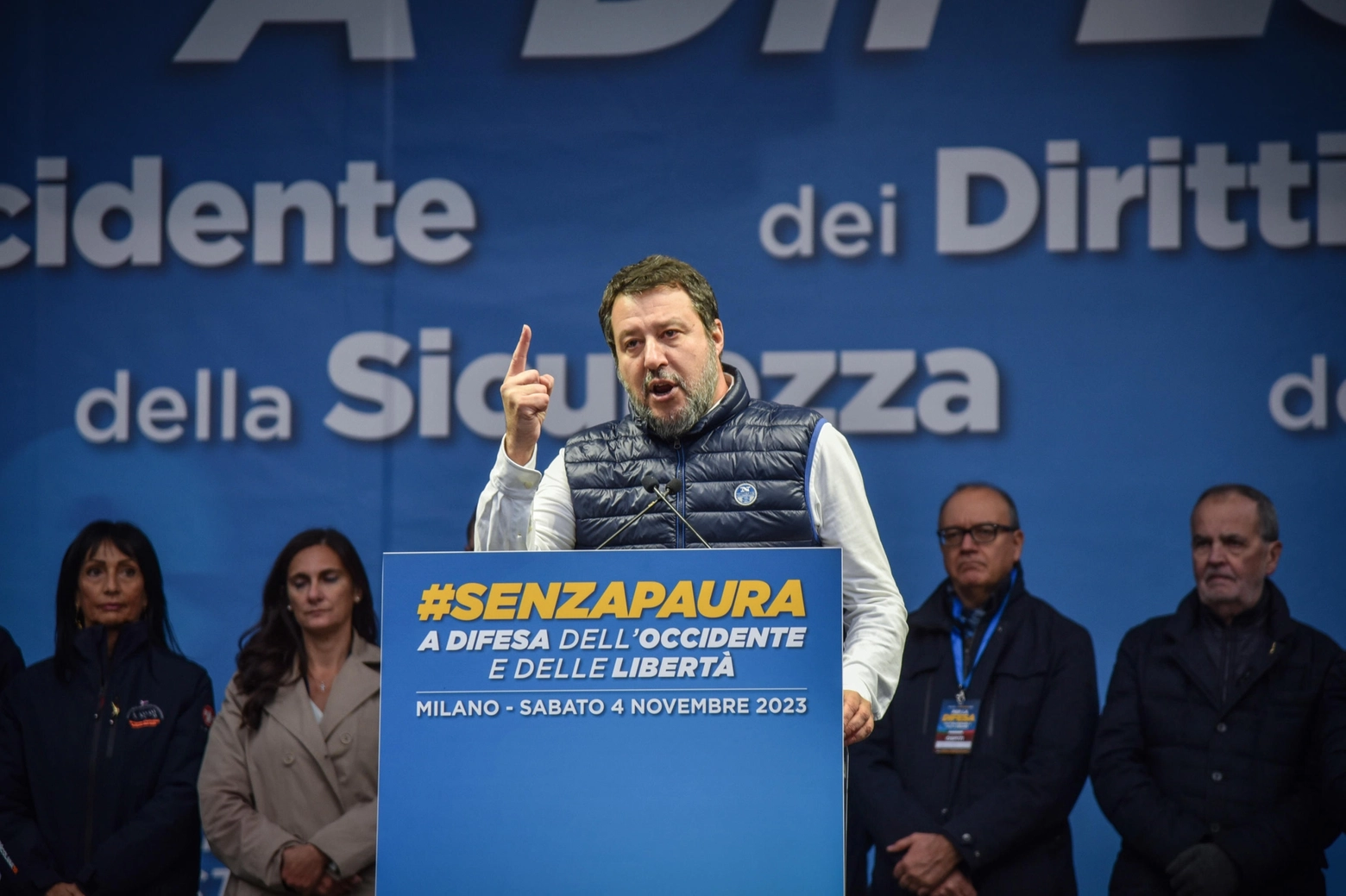 Matteo Salvini dal palco della manifestazione “Senza Paura” in piazza Cairoli