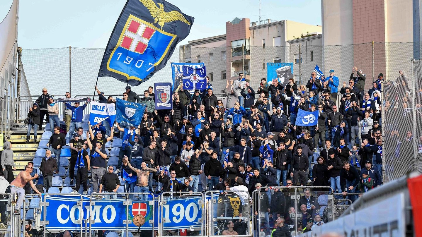 I 300 tifosi comaschi a Cagliari