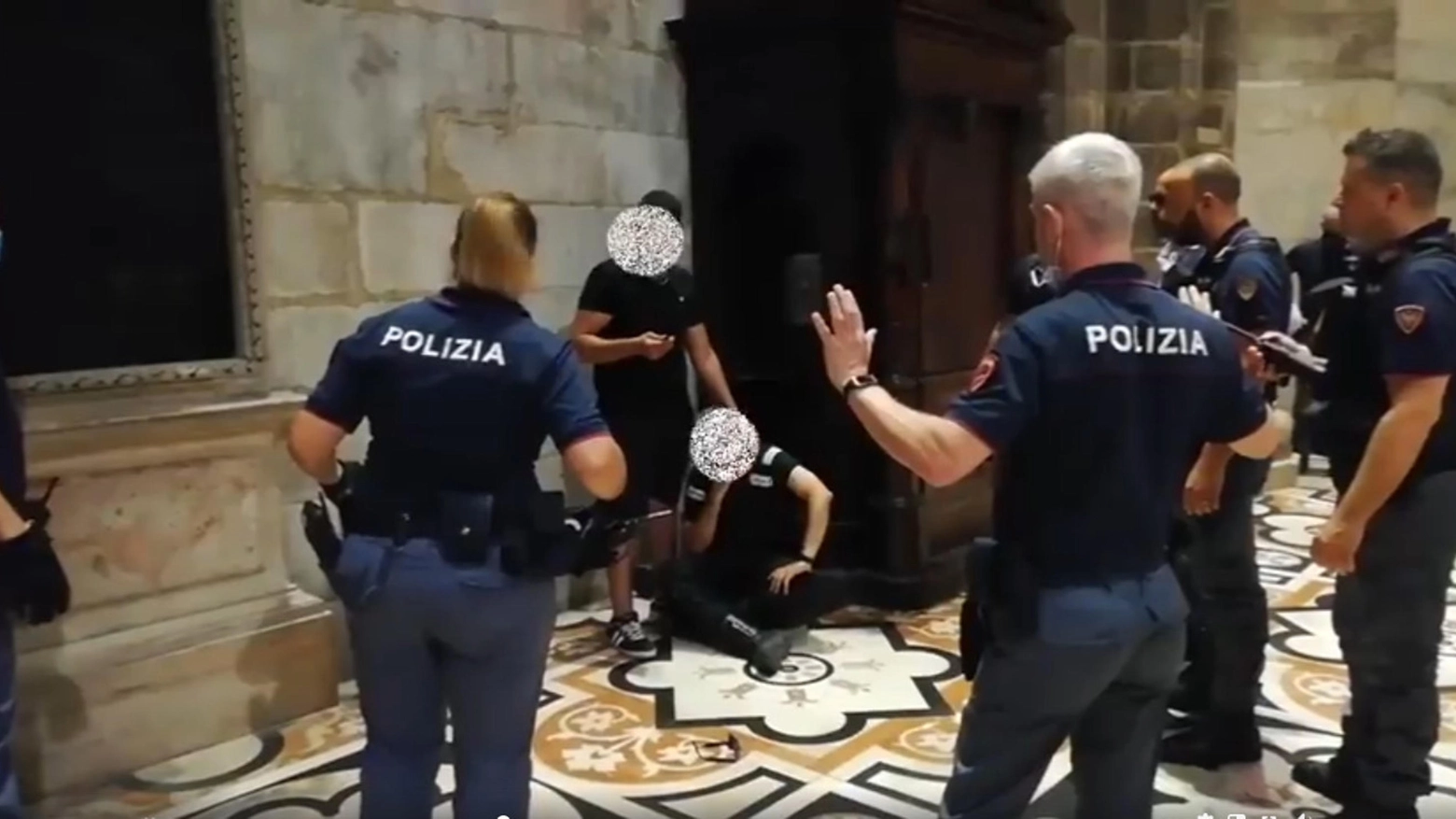 Il fermo dell'uomo in Duomo a Milano (Frame video polizia)