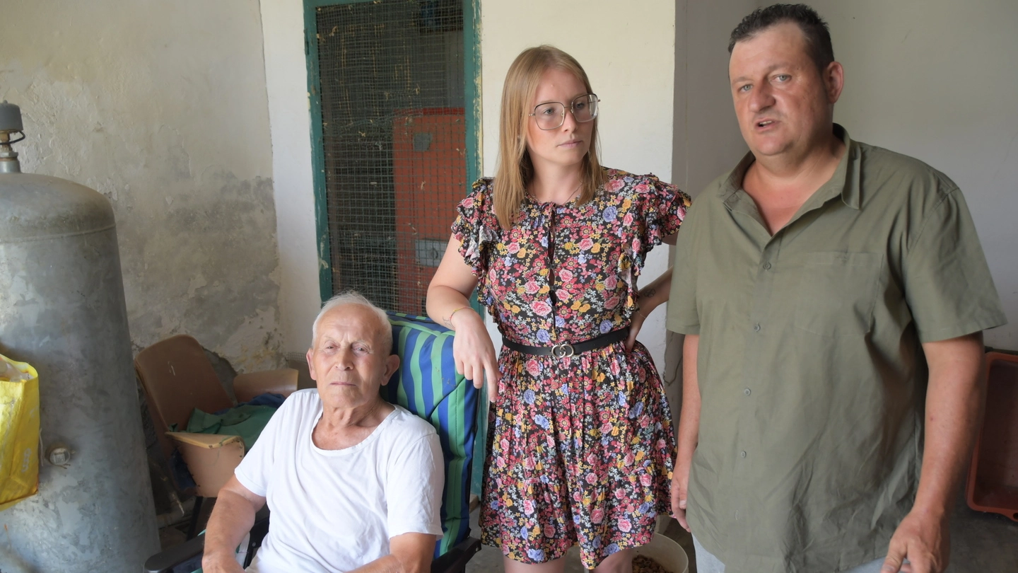 Da sinistra, Felice Quartiroli, la nipote Sara Campagnoli e l’agricoltore Davide Bollati Da sinistra, Felice Quartiroli, la nipote Sara Campagnoli e l’agricoltore Davide Bollati