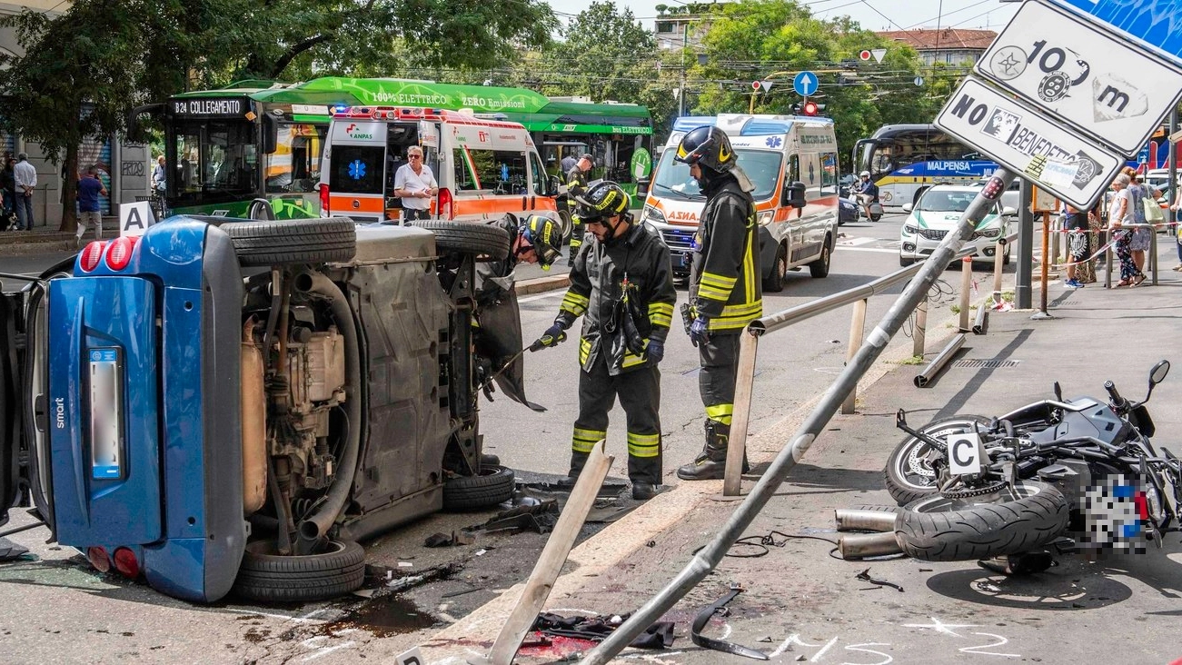 Smart si ribalta e schiaccia ciclista contro un palo