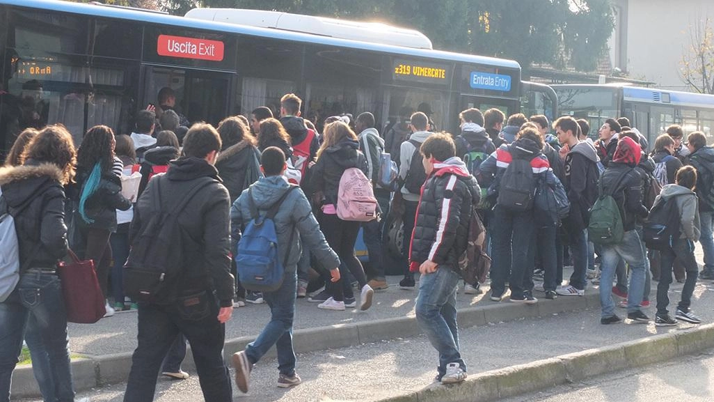 L’odissea degli studenti. Pullman sempre pieni: "Corse e spintoni per arrivare puntuali"