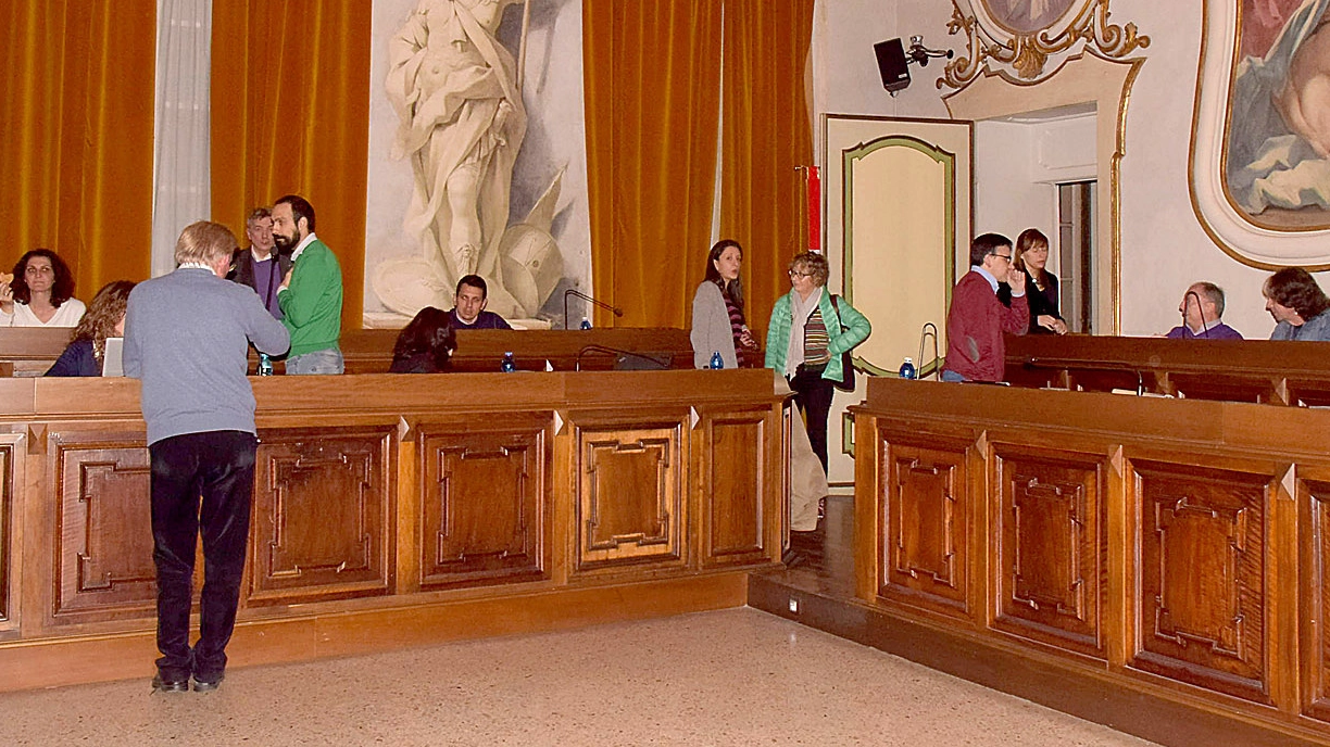 I consiglieri comunali e gli assessori nella sala di palazzo Mezzabarba (Torres)