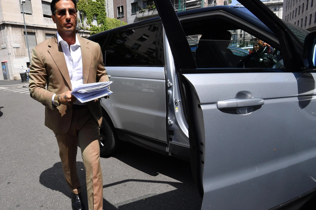 Fabrizio Corona all'arrivo al Palazzo di Giustizia (Ansa)