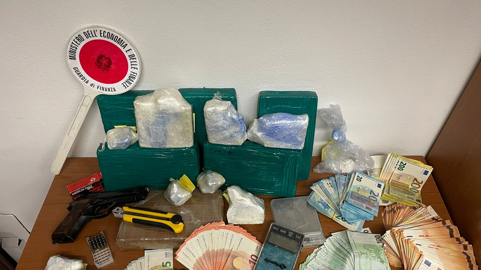 La droga e il materiale sequestrati dalla Guardia di Finanza