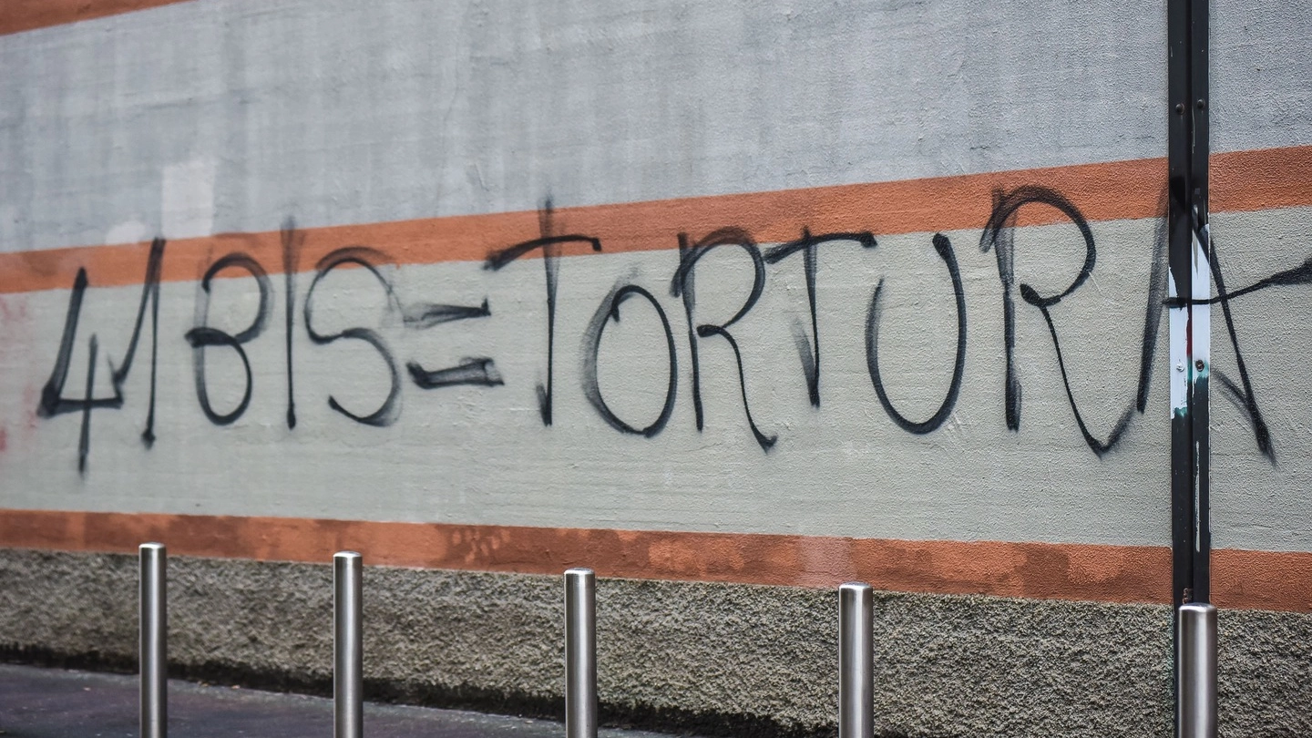 Scritte anarchiche sui muri di San Vittore