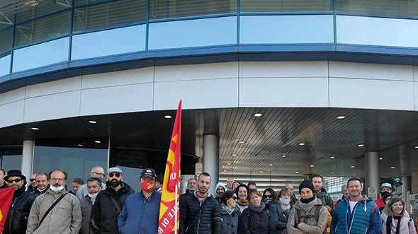 Uilm-Usb-Fisi scioperano davanti a St Uilm-Usb-Fisi scioperano davanti a St