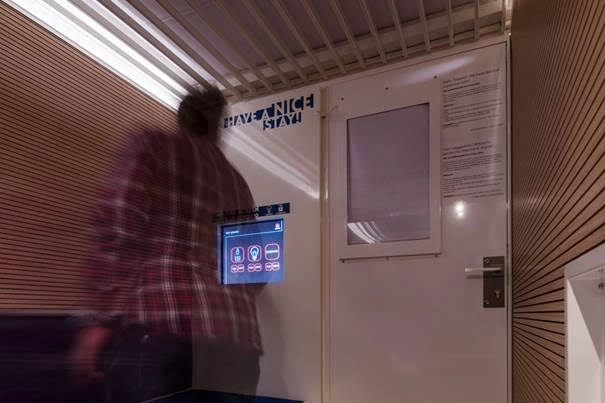 LE CABINE Letto singolo e postazione  da lavoro Ecco l’interno delle quattro ministanze aperte da «ZZZleepandGo» la società fondata da tre studenti del Politecnico di Milano appassionati di viaggi Accesso consentito a non più di 2 persone a stanza