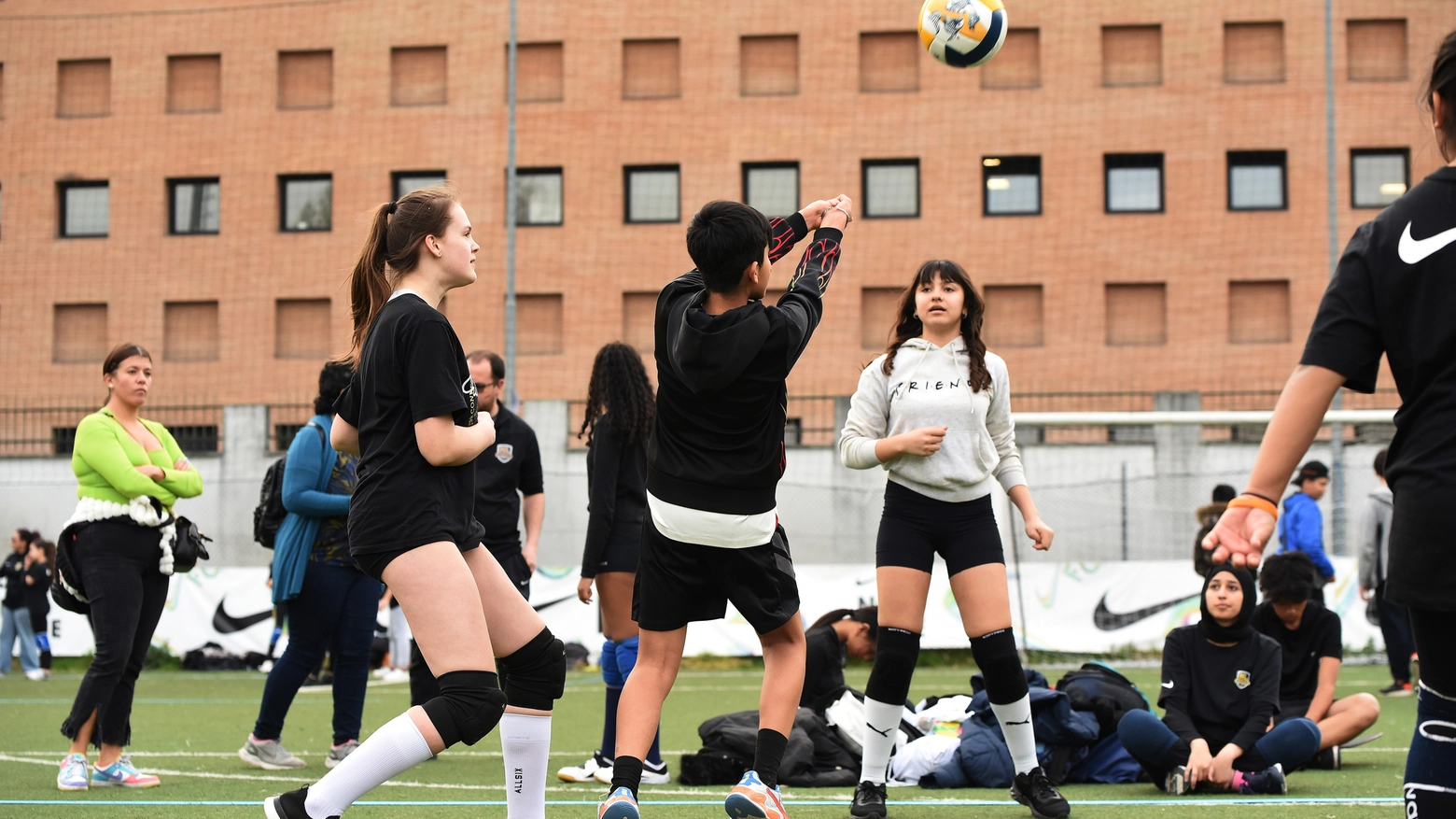 Un momento di sport e integrazione giovanile alla No League social games Un momento di sport e integrazione giovanile alla No League social games