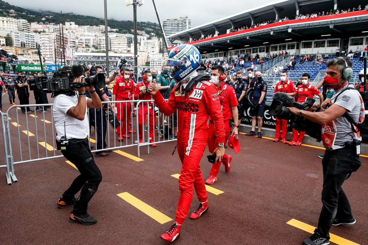 Charles Leclerc esulta dopo la conquista della pole position