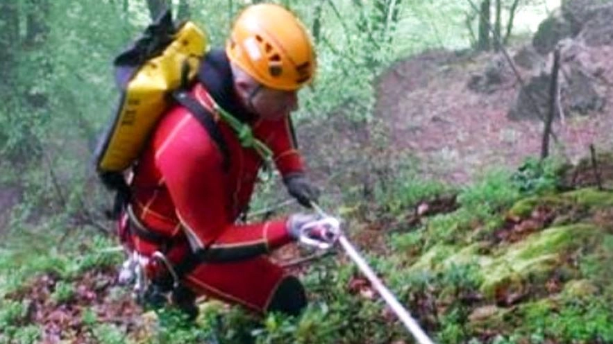 Muore davanti alla moglie. Escursione fatale alla cascata Muore davanti alla moglie. Escursione fatale alla cascata
