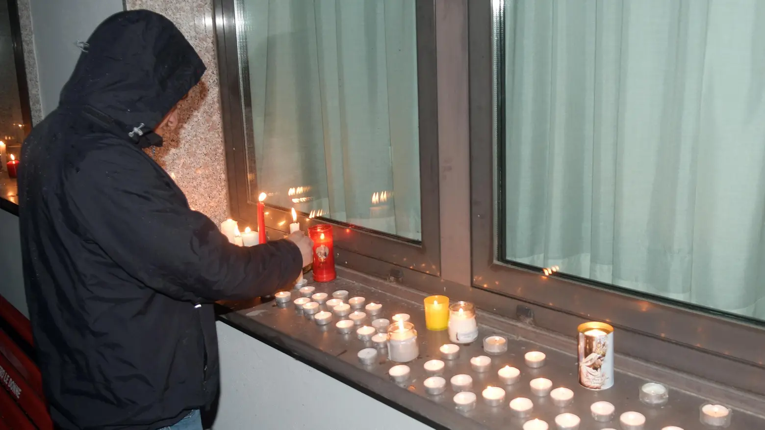 Peschiera in lutto Candele e commozione per ricordare il sindaco Peschiera in lutto Candele e commozione per ricordare il sindaco