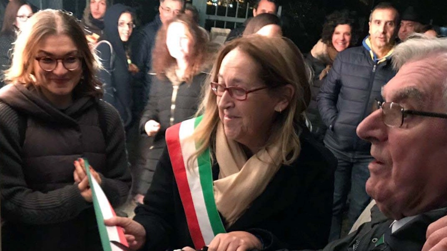 Il sindaco di Cesate Giancarla Marchesi taglia il nastro