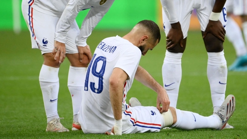 L'attaccante francese Karim Benzema si è infortunato nella partita contro la Bulgaria L'attaccante francese Karim Benzema si è infortunato nella partita contro la Bulgaria