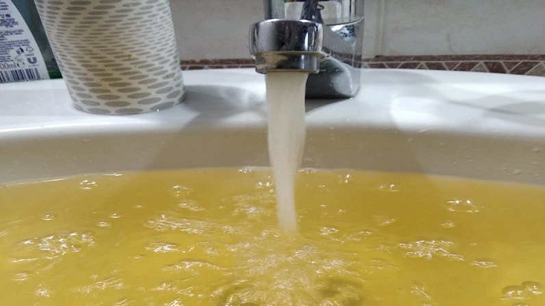 L'acqua esce dai rubinetti di un colore "giallo limoncello" (foto d'archivio)
