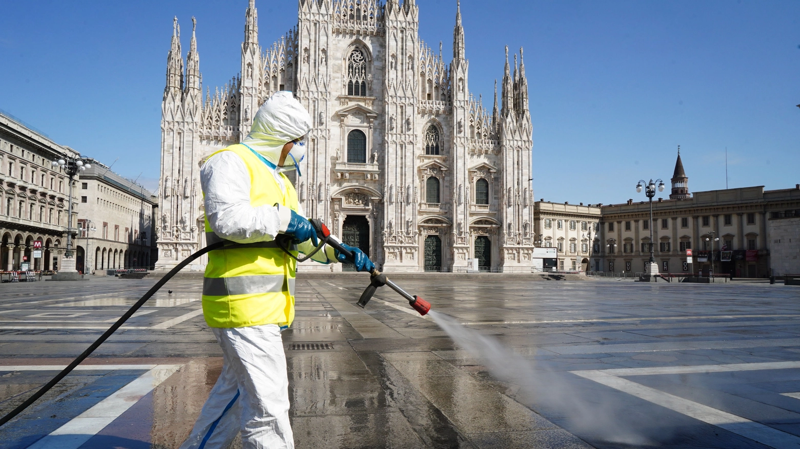 Sanificazione in piazza Duomo a Milano (Imagoeconomico)