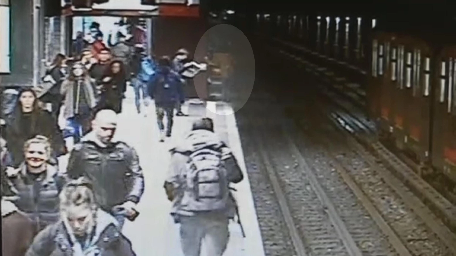 Fermo immagine dalle telecamere: una persona prova ad entrare nel tunnel a Loreto