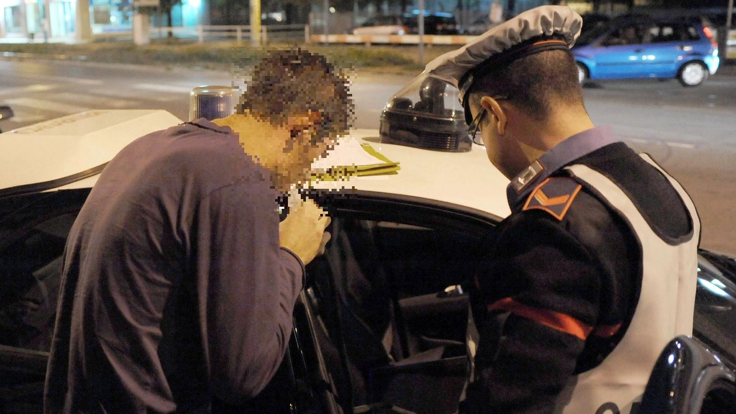 Cremona, guida ubriaco e finisce dentro una rotonda: denunciato