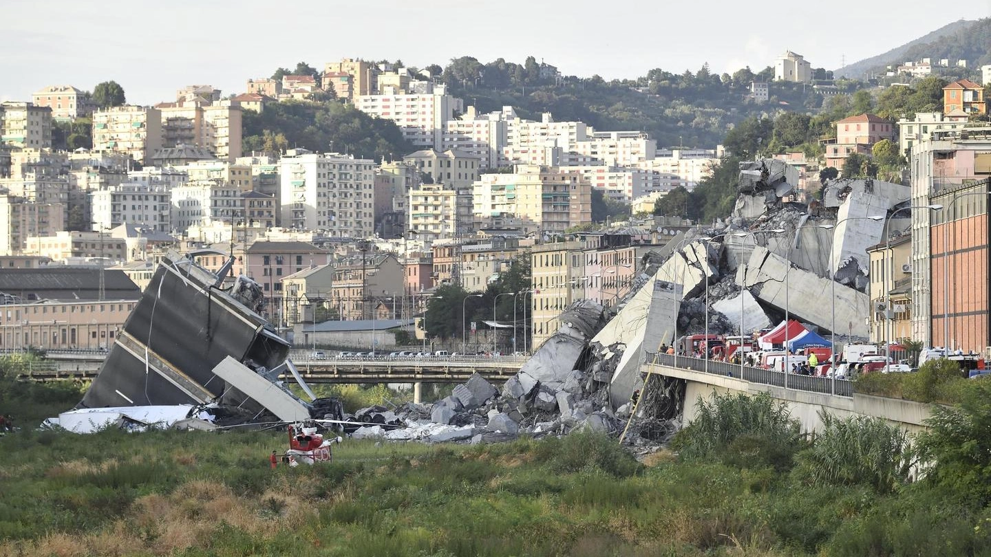 Un'immagine del crollo del ponte Morandi il 14 agosto 2018