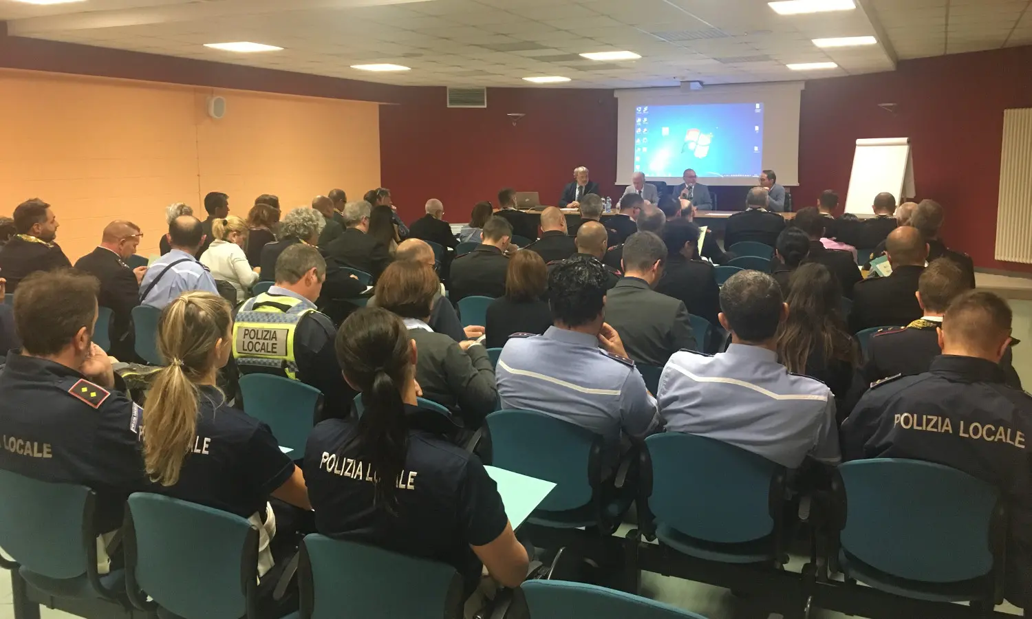 Lecco, forze dell'ordine e veterinari a lezione sugli animali