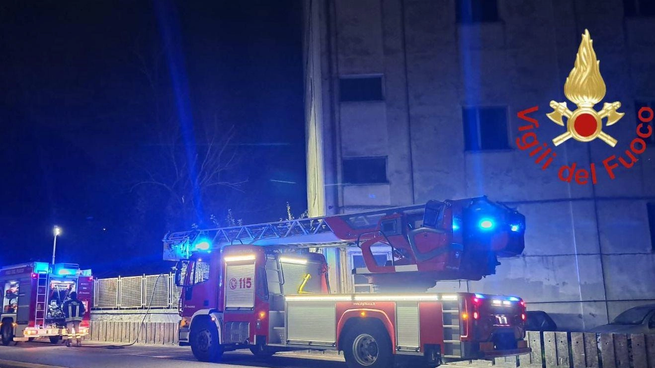 Brucia il “fantasma” della Ticosa. Clochard intossicato Brucia il “fantasma” della Ticosa. Clochard intossicato