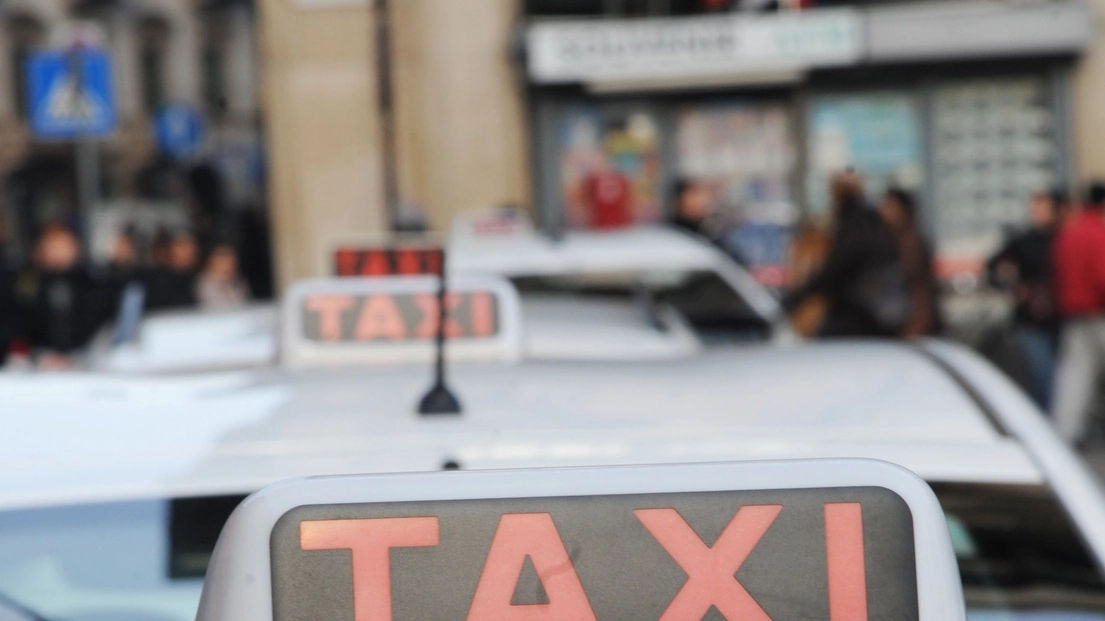 Taxi, l'insegna sull'auto di un tassista