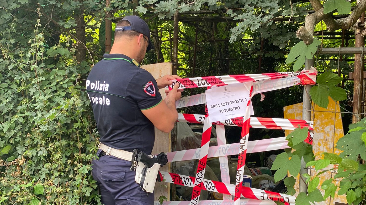 Tre persone sono state denunciate e una indagata: l’area è stata posta sotto sequestro Tre persone sono state denunciate e una indagata: l’area è stata posta sotto sequestro