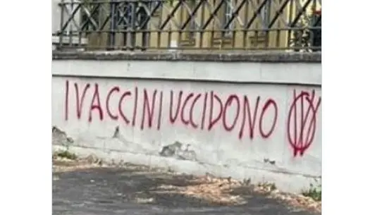 Una scritta dei movimenti no vax (foto d'archivio) Una scritta dei movimenti no vax (foto d'archivio)