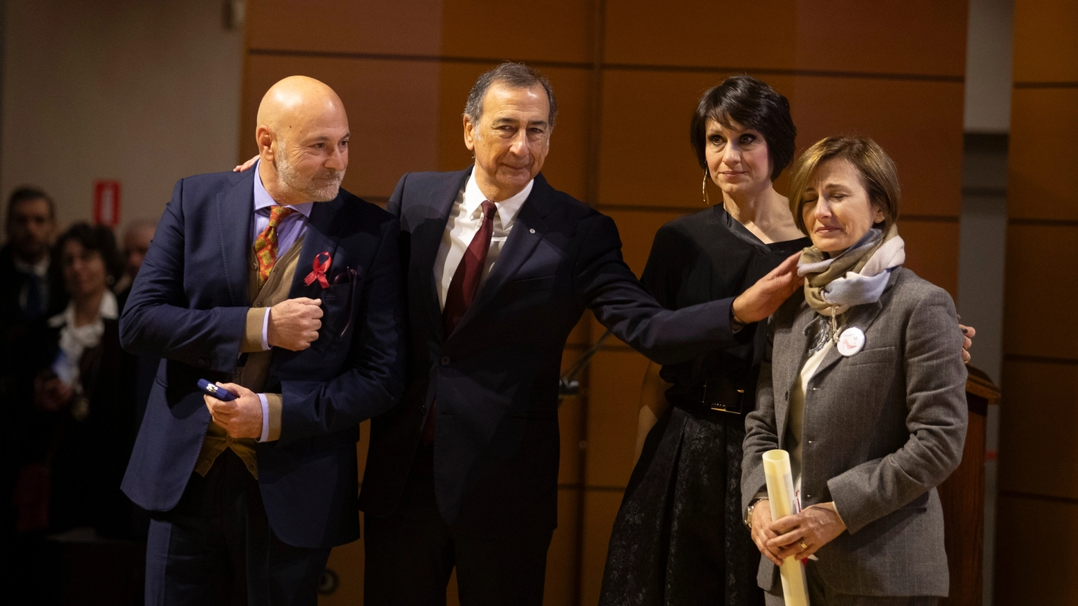 Il sindaco Giuseppe Sala consegna l'Ambrogino d'Oro 2023 ai genitori di Giulia Tramontano: Franco Tramontano e Loredana Femiano